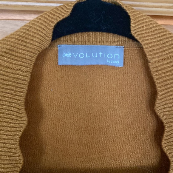 Mustard tan cardigan with scalloped cuffs and hem - Picture 2 of 4